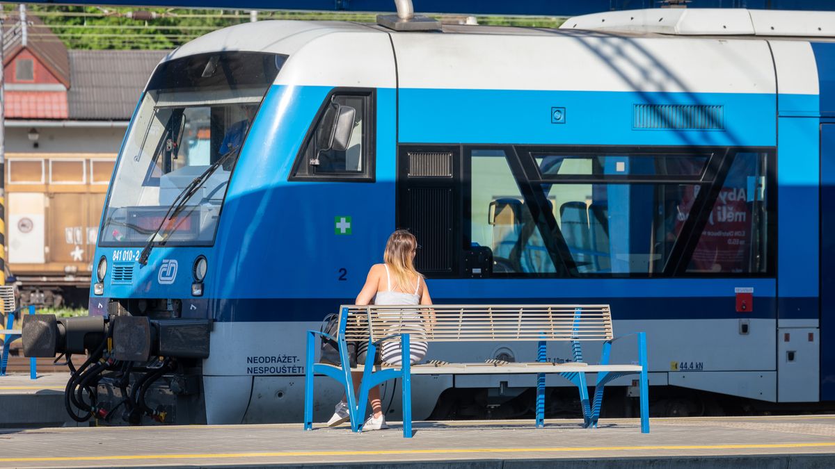 Češi přestupují do vlaků a autobusů. Kvůli rouškám a drahému benzinu